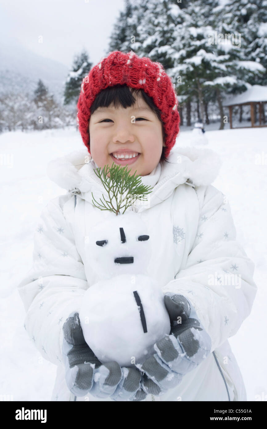 ein Mädchen hat einen Schneemann auf der hand Stockfoto