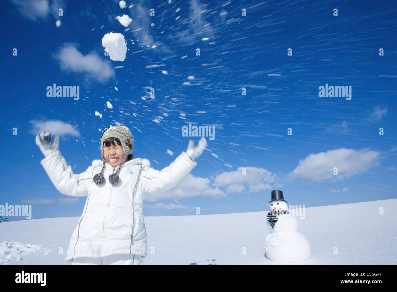 Mädchen werfen Schneeball Stockfoto