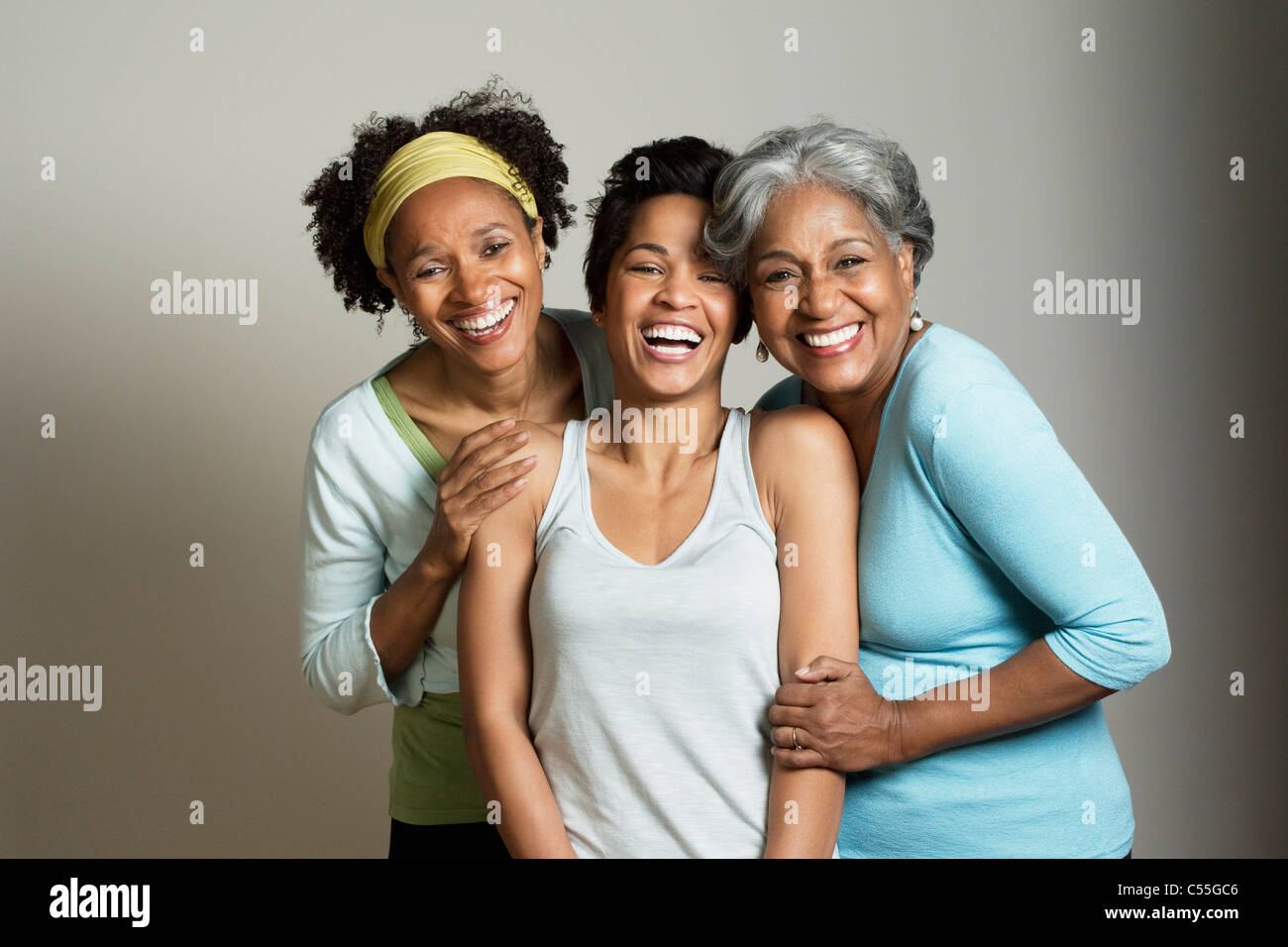 Portrait einer älteren Frau mit ihren Töchtern lächelnd Stockfoto