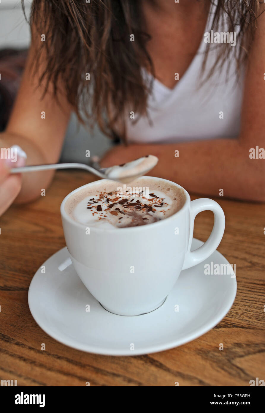 Tasse heiße Schokolade und Löffel Stockfoto