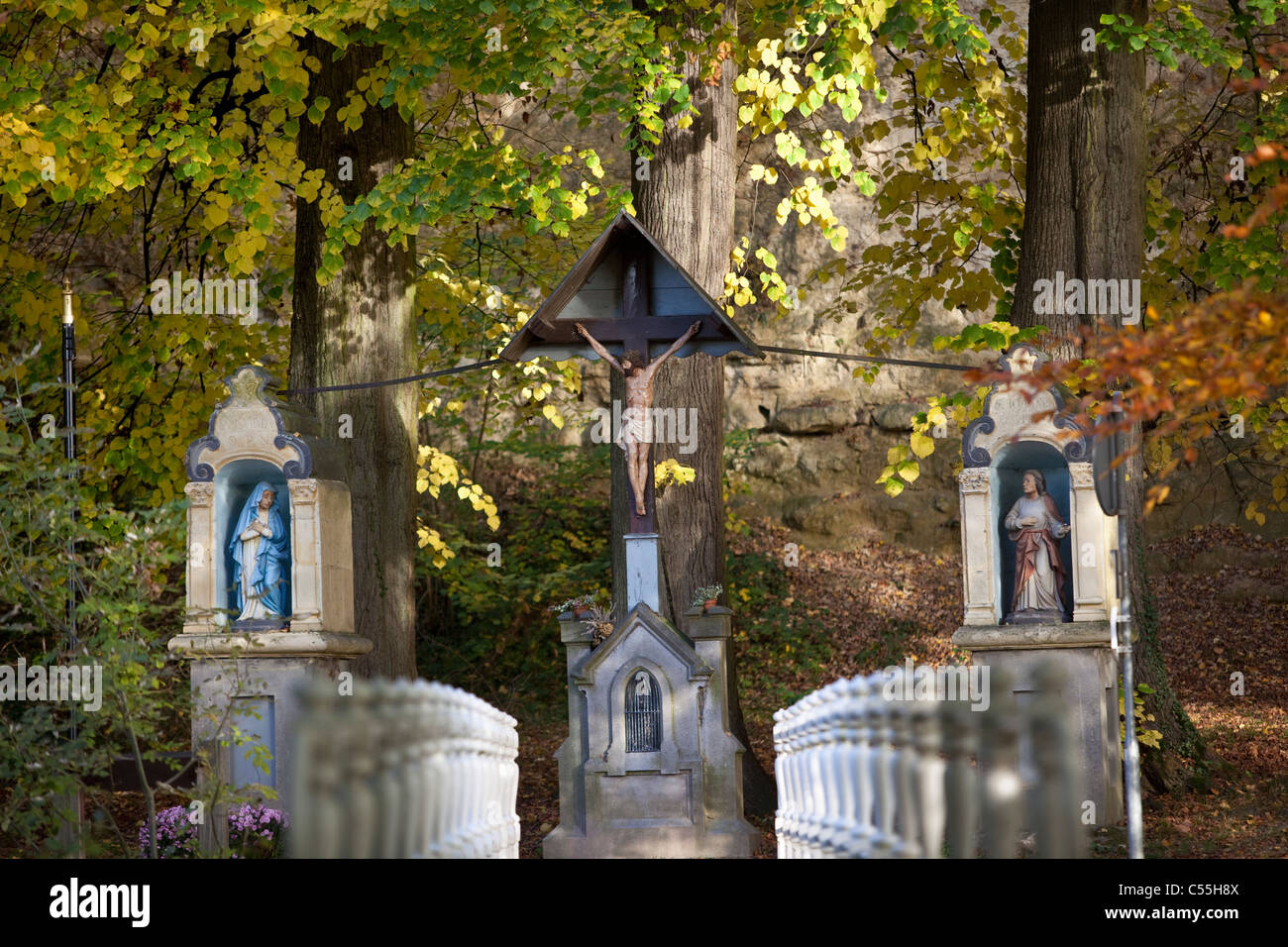 Niederlande, Valkenburg, römisch-katholische Statuen auf Immobilien und Schloss Schaloen genannt. Stockfoto
