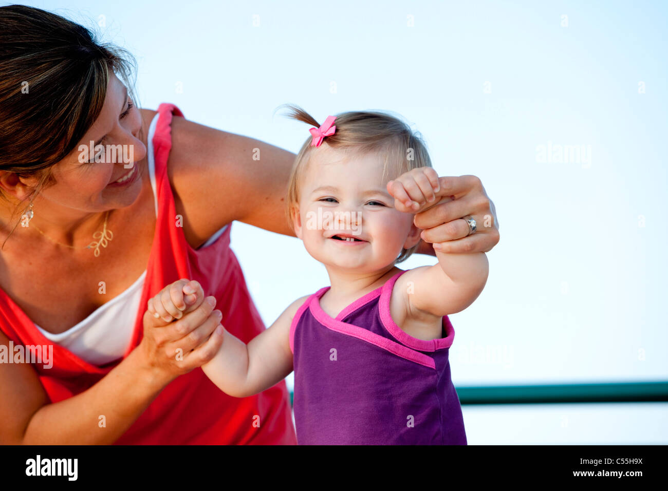 Frau helfen, ihre Tochter zu Fuß Stockfoto