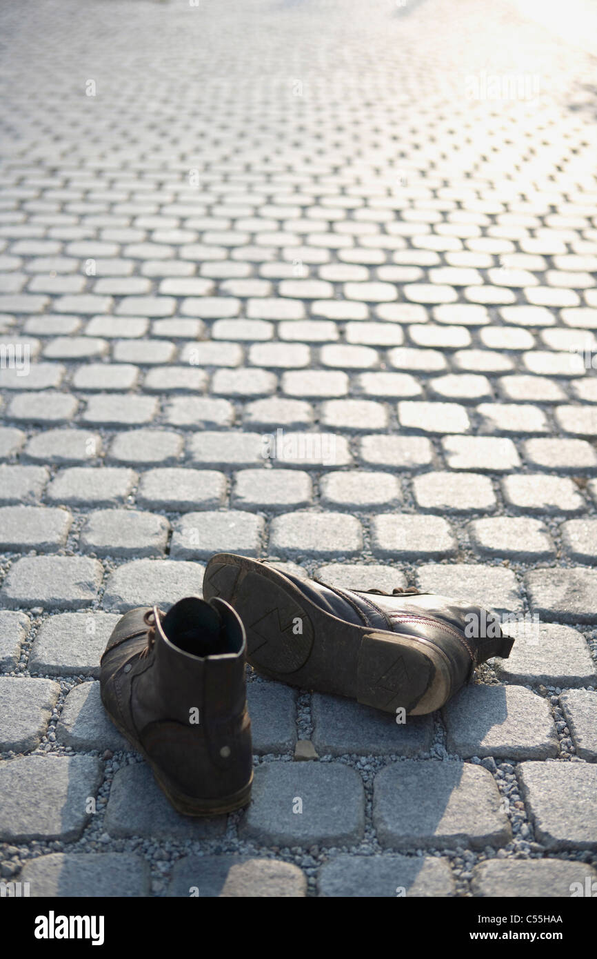 einsame Schuhe auf der Straße Stockfoto