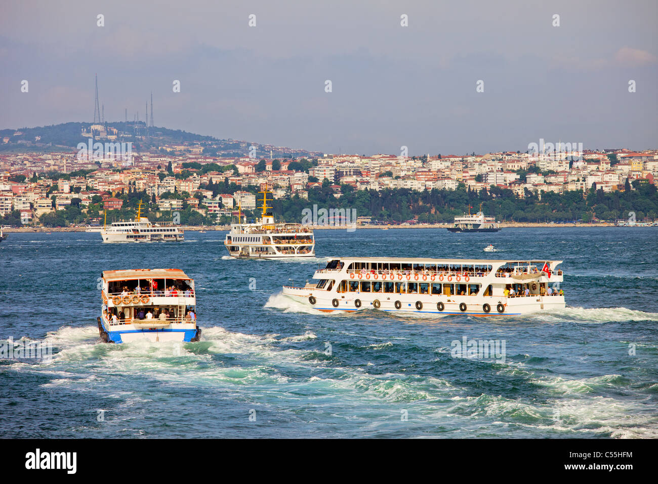 Passagierschiffe am Bosporus mit Blick auf die asiatische Seite von Istanbul, Türkei Stockfoto