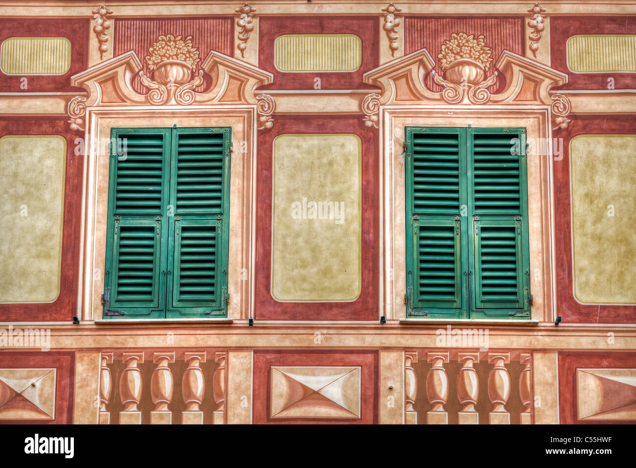 Camogli, eine alte Hafenstadt in Ligurien ist berühmt für seine bunten Häuser mit großen Fenstern Stockfoto