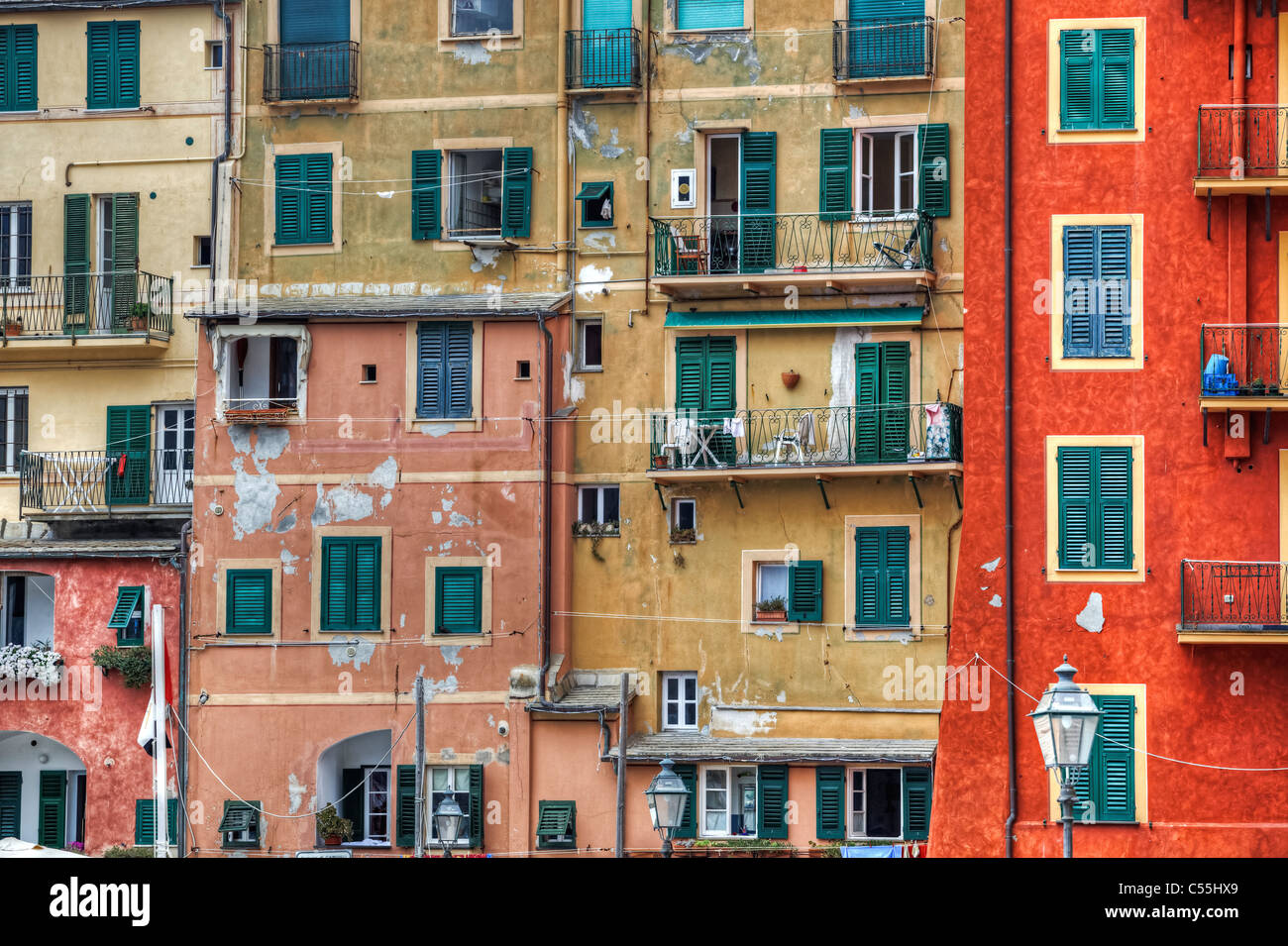 Camogli, eine alte Hafenstadt in Ligurien ist berühmt für seine bunten Häuser mit großen Fenstern Stockfoto