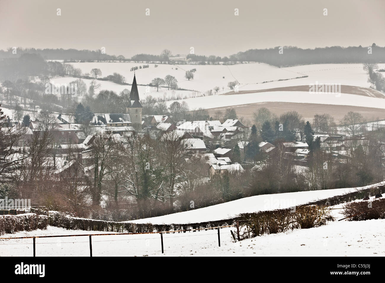 Die Niederlande, Noorbeek, Aussicht auf Dorf im Winter Schnee. Stockfoto