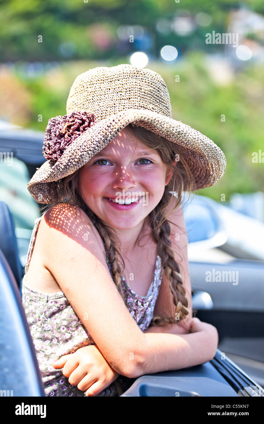 ein sieben-jährigen Mädchen in einem offenen Cabrio im Sommer Stockfoto