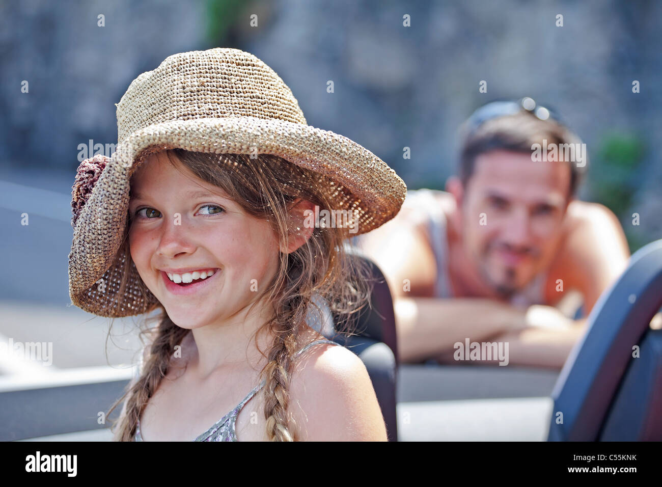 ein sieben-jährigen Mädchen in einem offenen Cabrio im Sommer Stockfoto