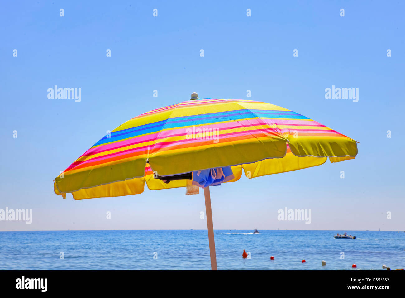 ein Sonnenschirm in der Sonne Italiens Stockfoto