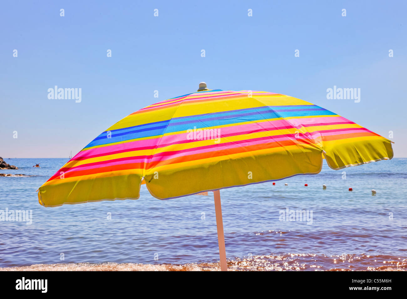 ein Sonnenschirm in der Sonne Italiens Stockfoto