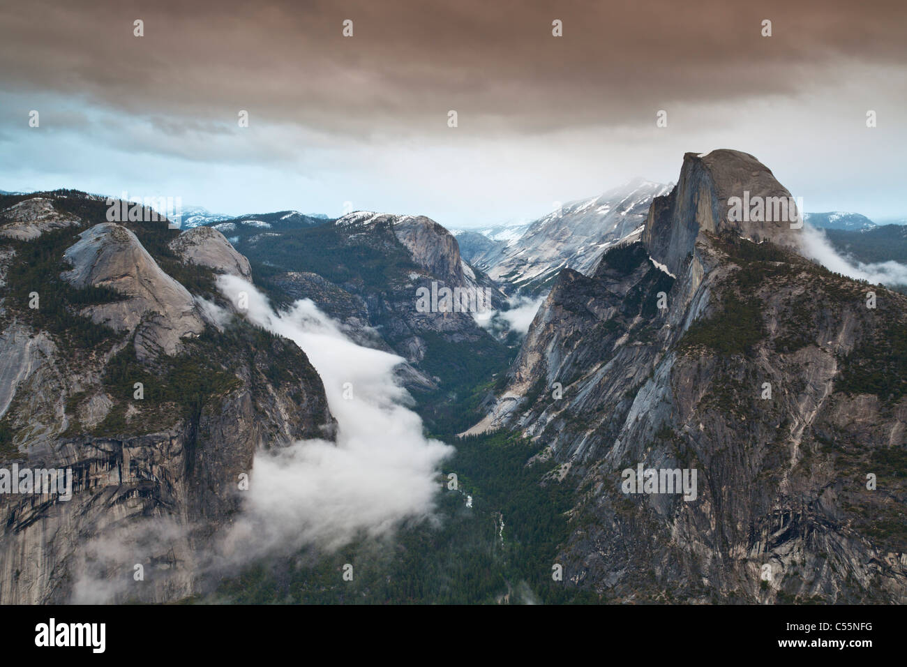 Yosemite National Park Half Dome mit Wolken unter Yosemite National Park California usa ab Glacier Point Stockfoto