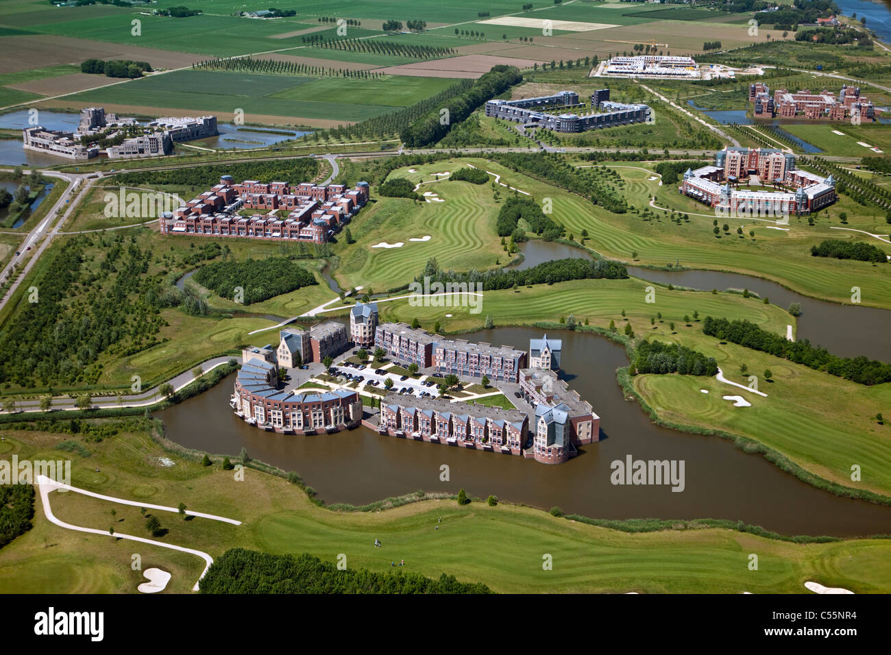 Die Niederlande, in der Nähe von Den Bosch, modernen Wohnbauten Haverleij Burgen genannt. Luft. Stockfoto