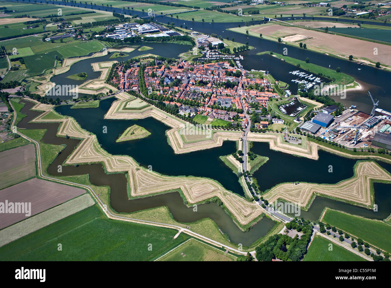Die Niederlande, die befestigte, sternförmige Stadt Pulheim in der Nähe der Maas, Antenne. Stockfoto