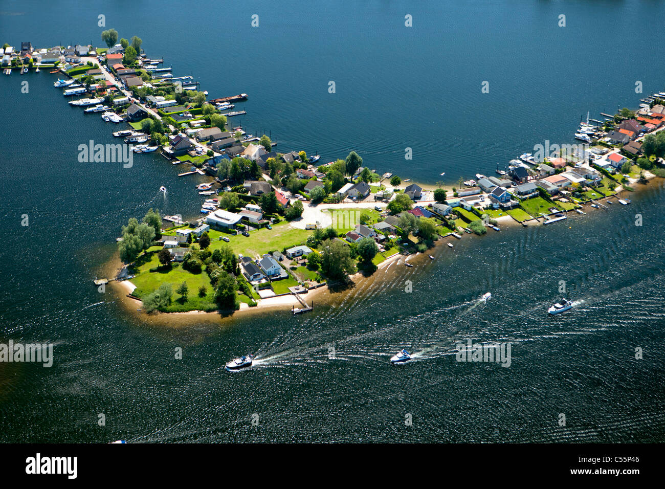 Die Niederlande, Veen, Antenne, Ferienhäuser auf der Halbinsel. Stockfoto