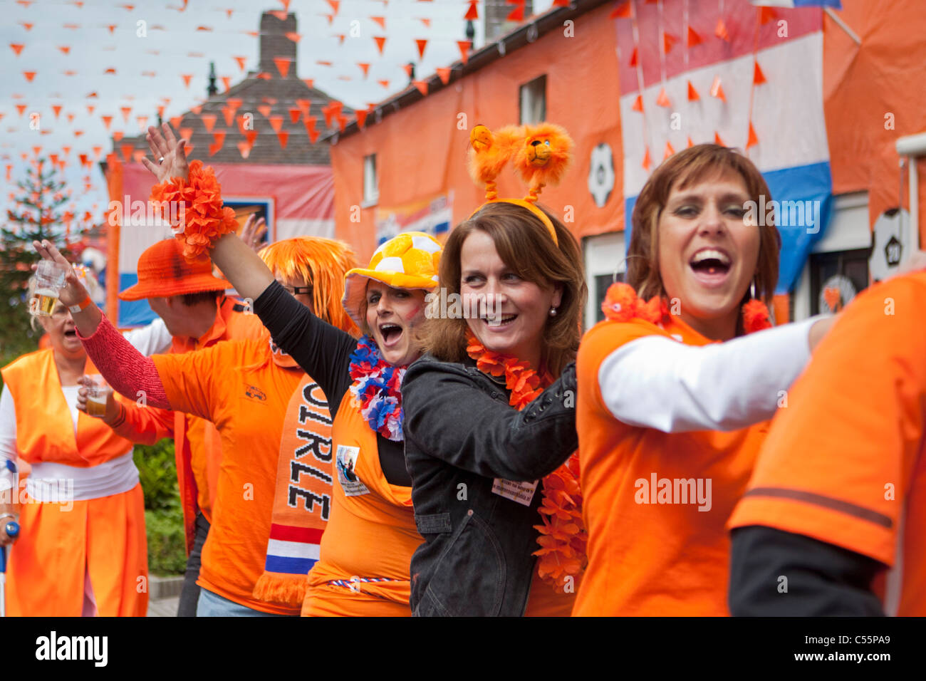 Die Niederlande, Goirle, Orange Street Irene Straße. Feiern Sieg über Japan während der Fußball-WM 2010. Stockfoto