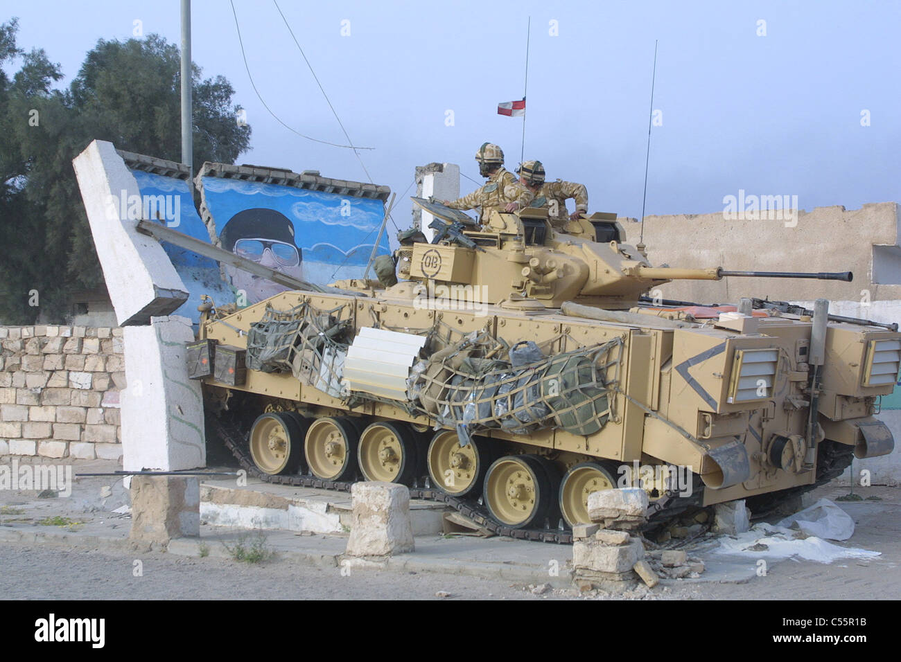 Die Royal Fusiliers/Desert Rats in Aktion, in der Nähe von Basra, während des Kriegs im Irak 2003. Stockfoto