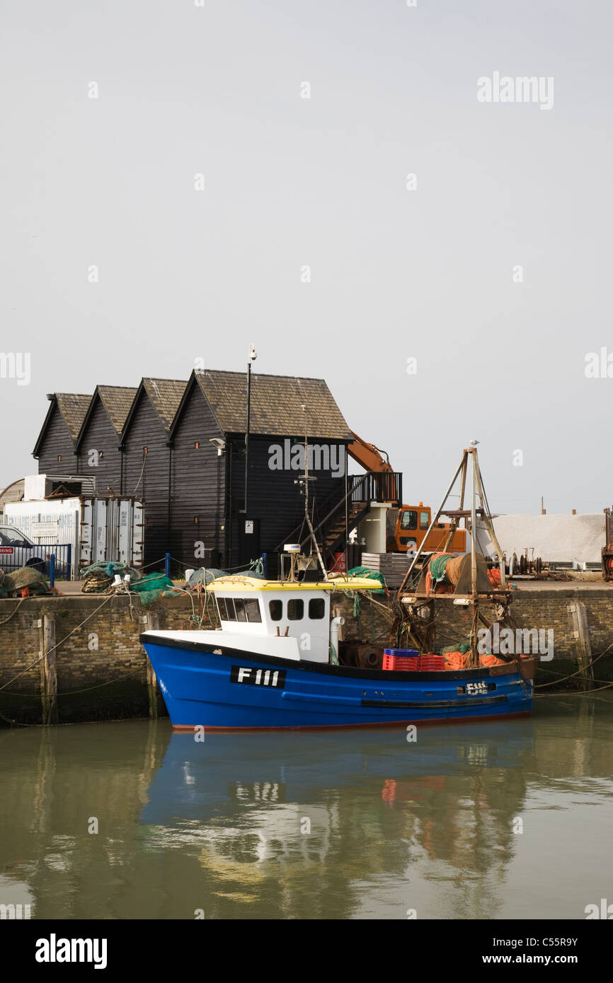 Ein Fischerboot in Whitstable harbour, Kent, England, UK. Stockfoto
