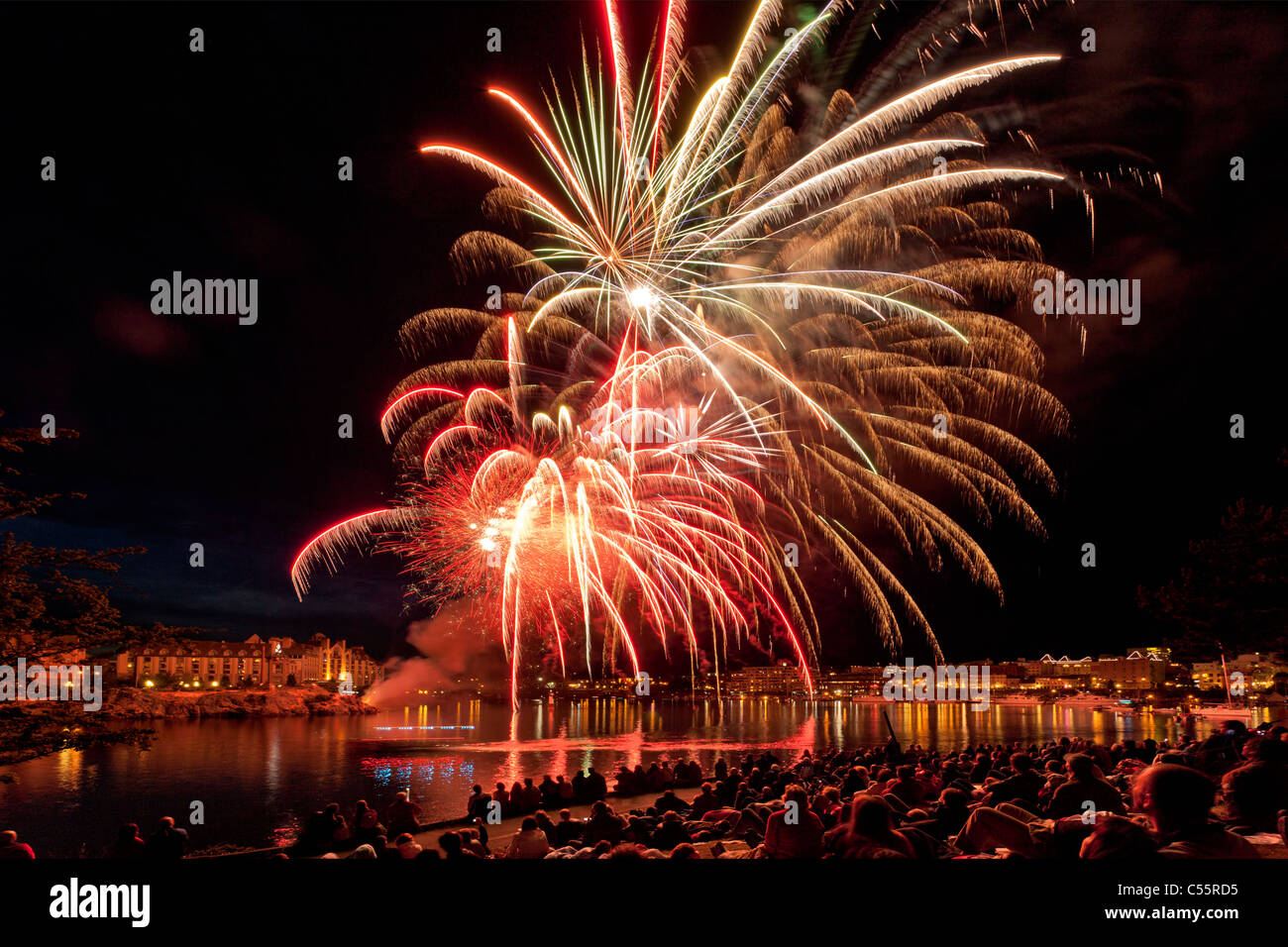 2011 Canada Day Feierlichkeiten Feuerwerk über dem inneren Hafen-Victoria, British Columbia, Kanada. Stockfoto