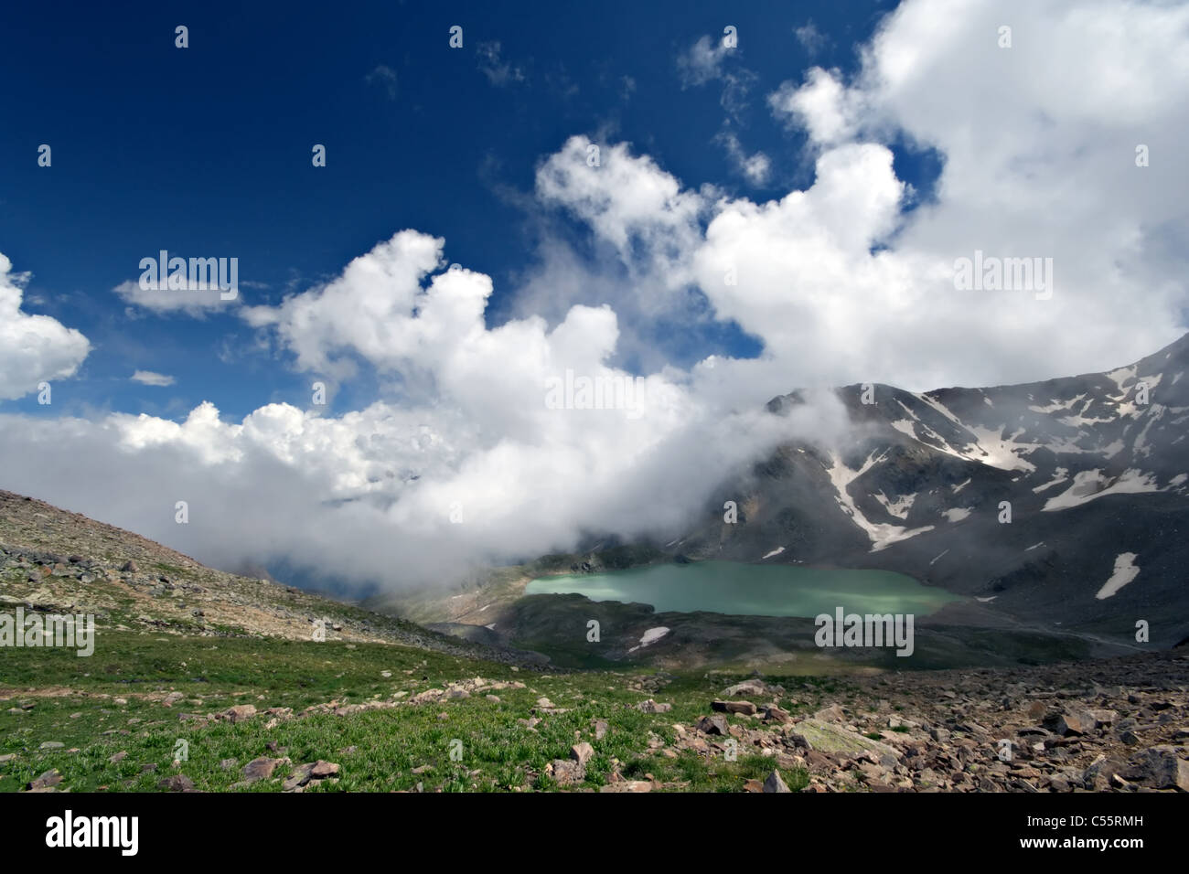 Berg-See-Syltransu (Siltransu). Kaukasus-Gebirge. Blauer Himmel mit weißen Wolken. Elbrus-Bereich. Stockfoto
