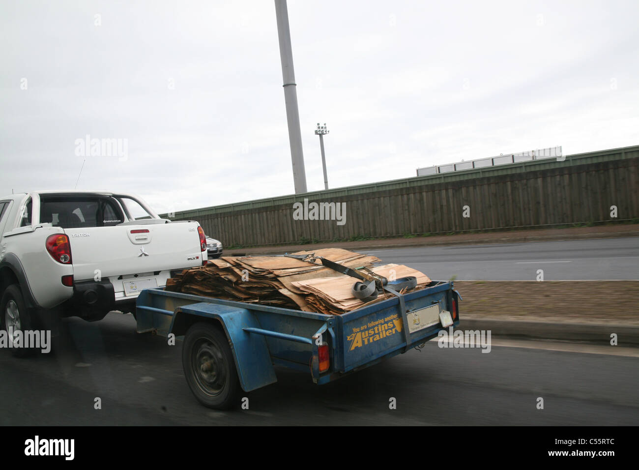 Lkw Ziehen eines Anhängers gefüllt mit Holz auf einer Straße in der Nähe von Burnie Tasmanien Australien abholen Stockfoto