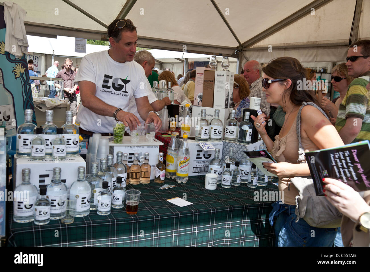 Verkäufer mit Kunden am Edinburgh Gin Stand beim Geschmack von Edinburgh 2011 Event in The Meadows Stockfoto