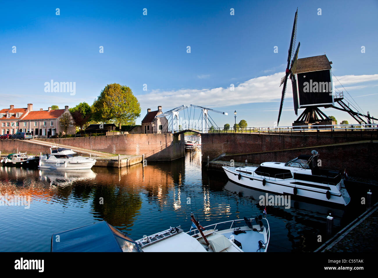 Der Niederlanden, befestigte Stadt Heusden. Windmühle und den Hafen. Stockfoto