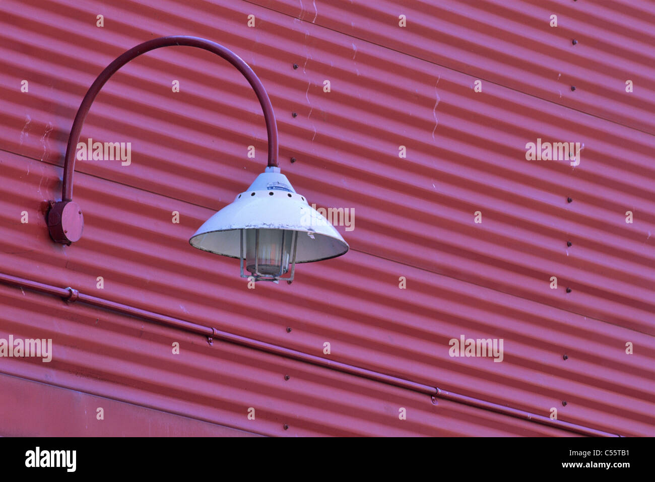 Lampe montiert mit Wellblech, Granville Island, Vancouver, Britisch-Kolumbien, Kanada Stockfoto