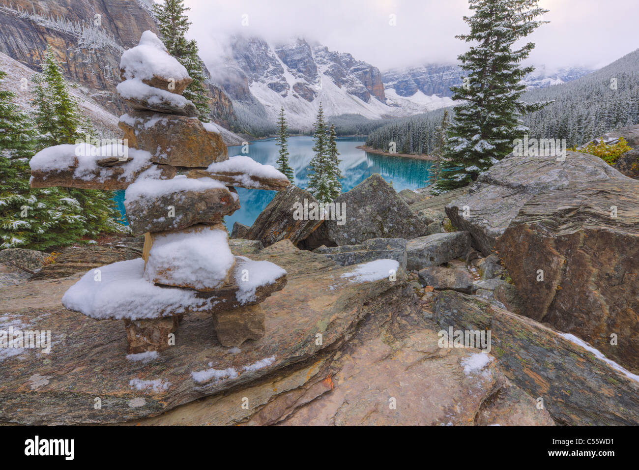 See, umgeben von Felsen, Tal der zehn Gipfel, Moraine Lake, Banff Nationalpark, Alberta, Kanada Stockfoto