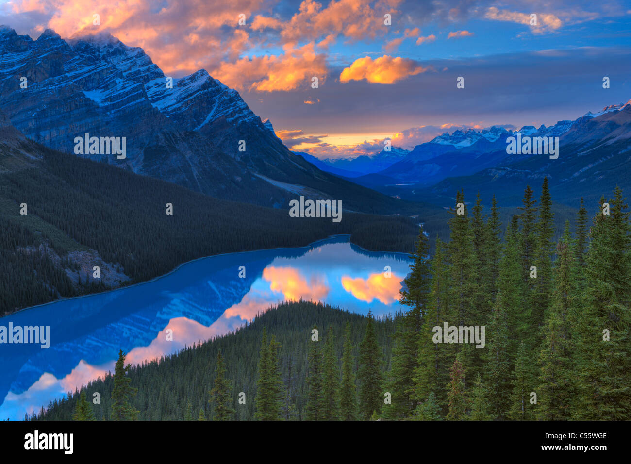 Reflexion einer Bergkette in einen See, Bow Lake, Eisfelder Parkway, Banff Nationalpark, Alberta, Kanada Stockfoto