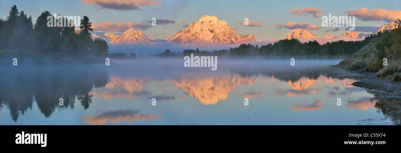 USA, Wyoming, Grand-Teton-Nationalpark, Mount Moran mit Snake River im Vordergrund bei Sonnenaufgang Stockfoto