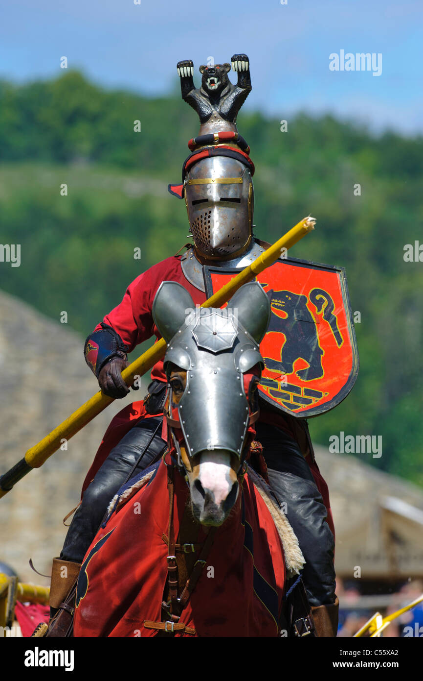 historischen Ritter im Kampf auf Pferd während einer Show in Deutschland Stockfoto