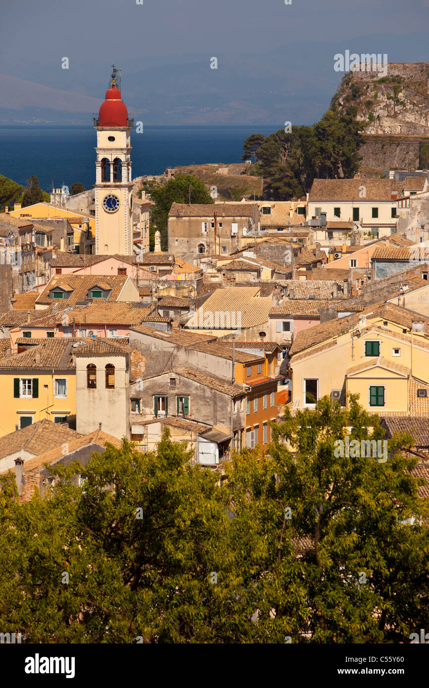 Bell Tower des Heiligen Spyridon Kirche erhebt sich über die alten Gebäude der Stadt Korfu (Kerkyra) auf der Ionischen Insel Korfu Griechenland Stockfoto