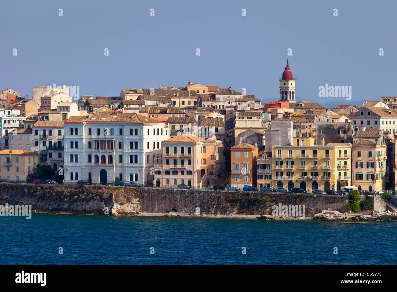 Die Gebäude der Altstadt Korfu (Kerkyra), entlang der Uferpromenade auf Korfu, Griechenland Stockfoto