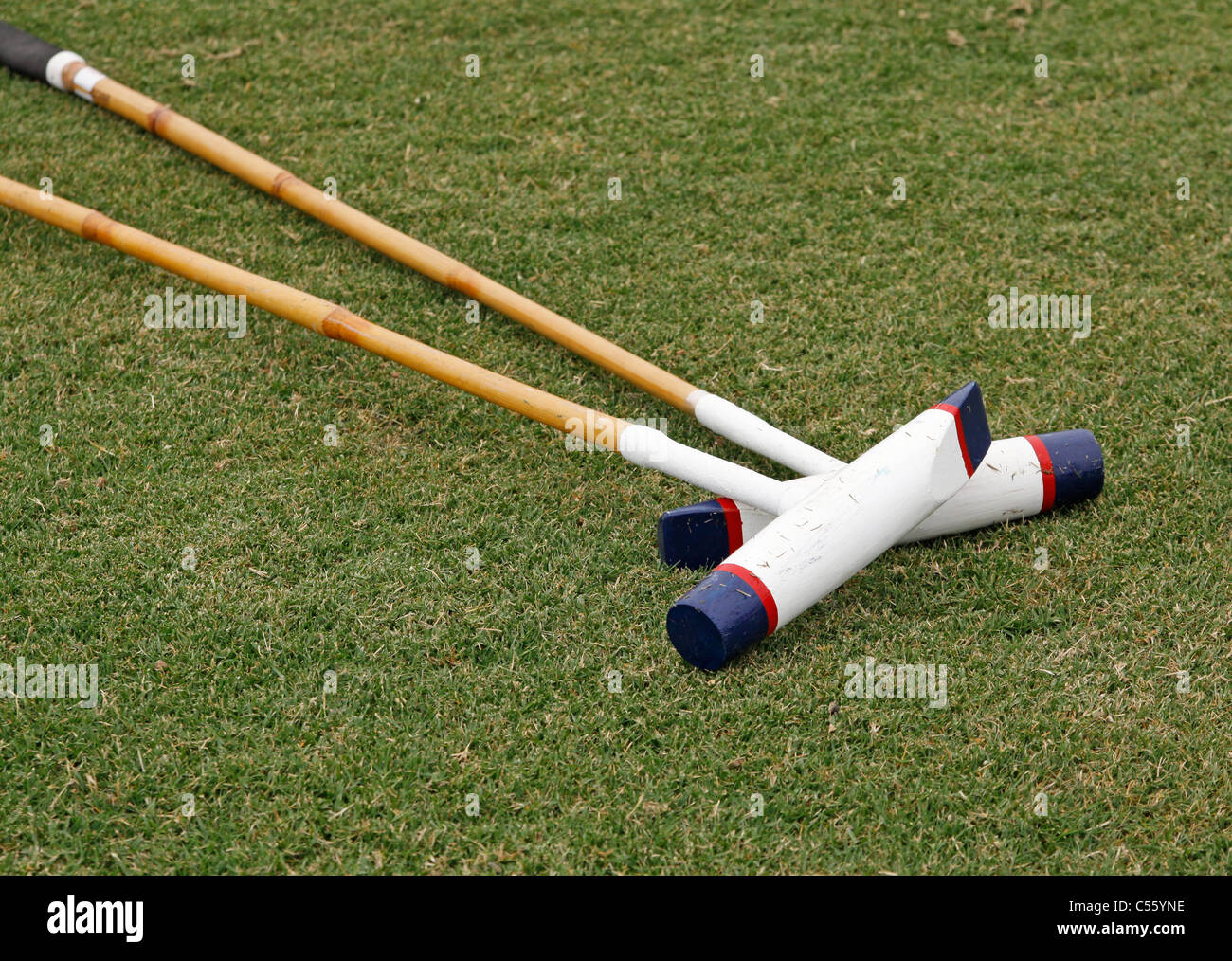 Zwei Polo-Schlägel Verlegung auf dem Rasen Stockfoto