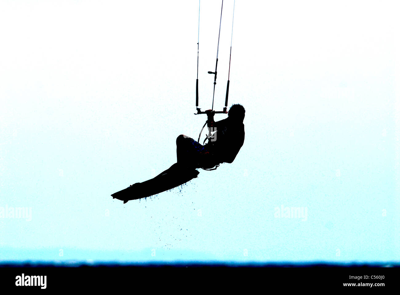 Kitesurfer in Aktion springen, Silhouette Stockfoto