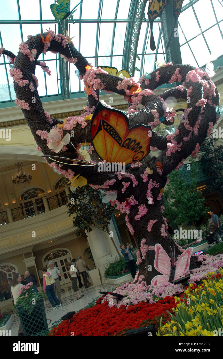 Ein Weide Baum bedeckt in Schmetterlinge ist Teil einer Feder-Anzeige der Bellagio Conservatory und Botanical Gardens in Las Vegas Stockfoto