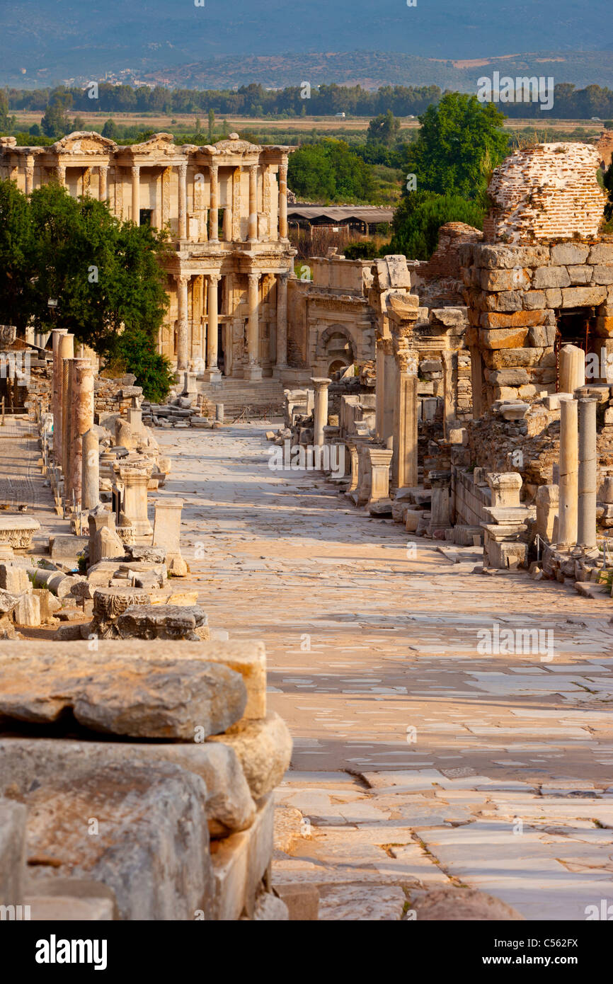 Marmor gepflasterte Straße Curetes mit Celsusbibliothek jenseits in antiken Ephesus, in der Nähe von Selcuk Türkei Stockfoto