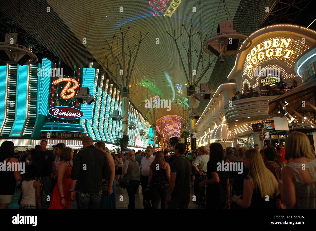 Touristen sehen eine Digitalanzeige auf dem Fass Vordach über Fremont Street in Las Vegas, Nevada. Stockfoto