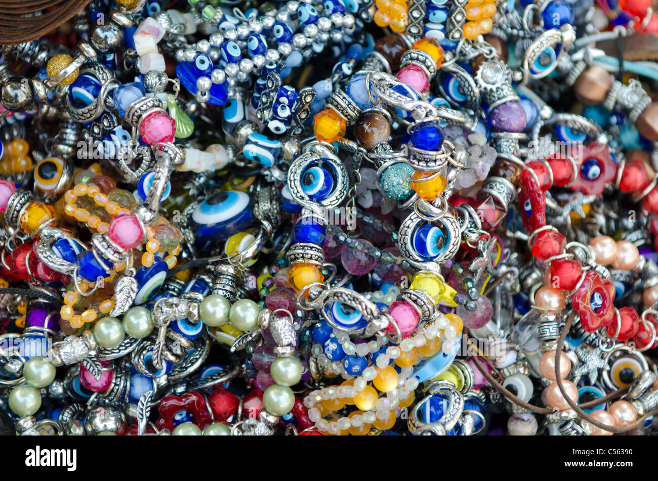 bunte Armbänder mit den bösen Blick viel Glück Perlen auf einem türkischen Basar Stockfoto