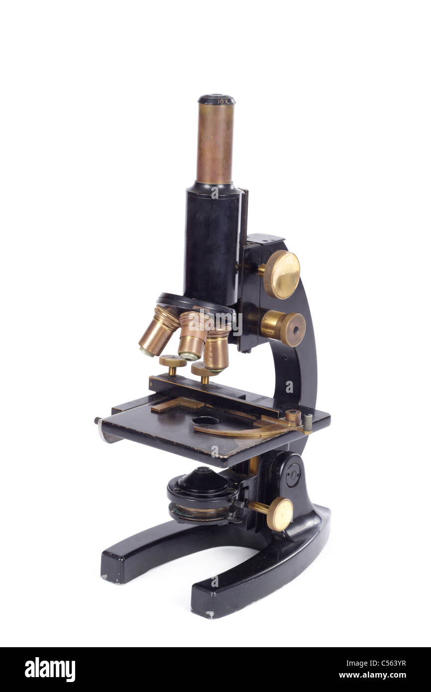 altes Mikroskop, Foto auf dem weißen Hintergrund Stockfoto