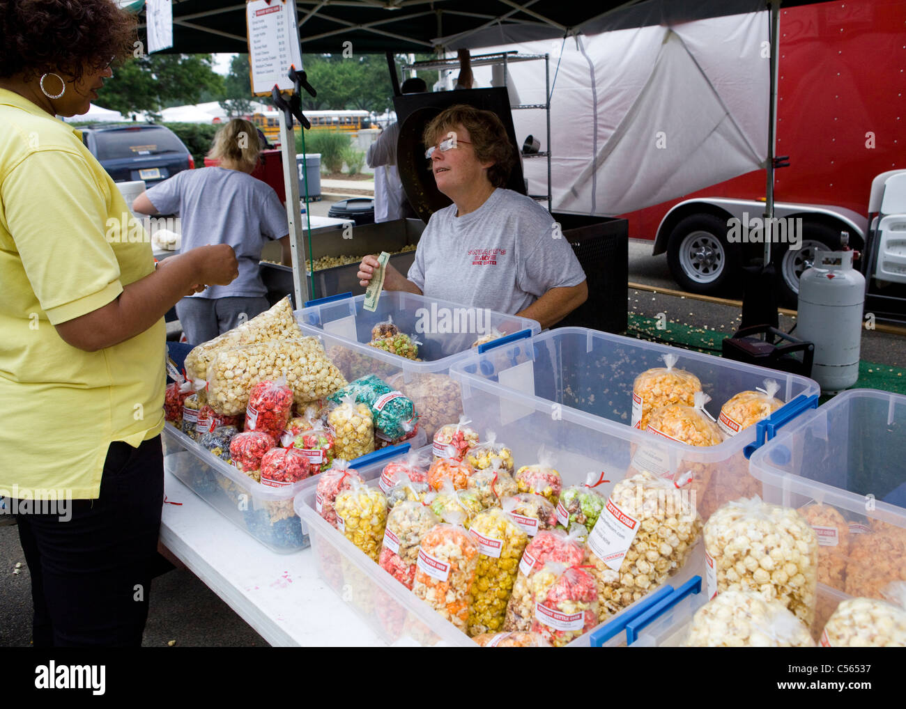 Eine Frau kaufen Wasserkocher Mais auf dem Bauernmarkt - Washington, DC USA Stockfoto