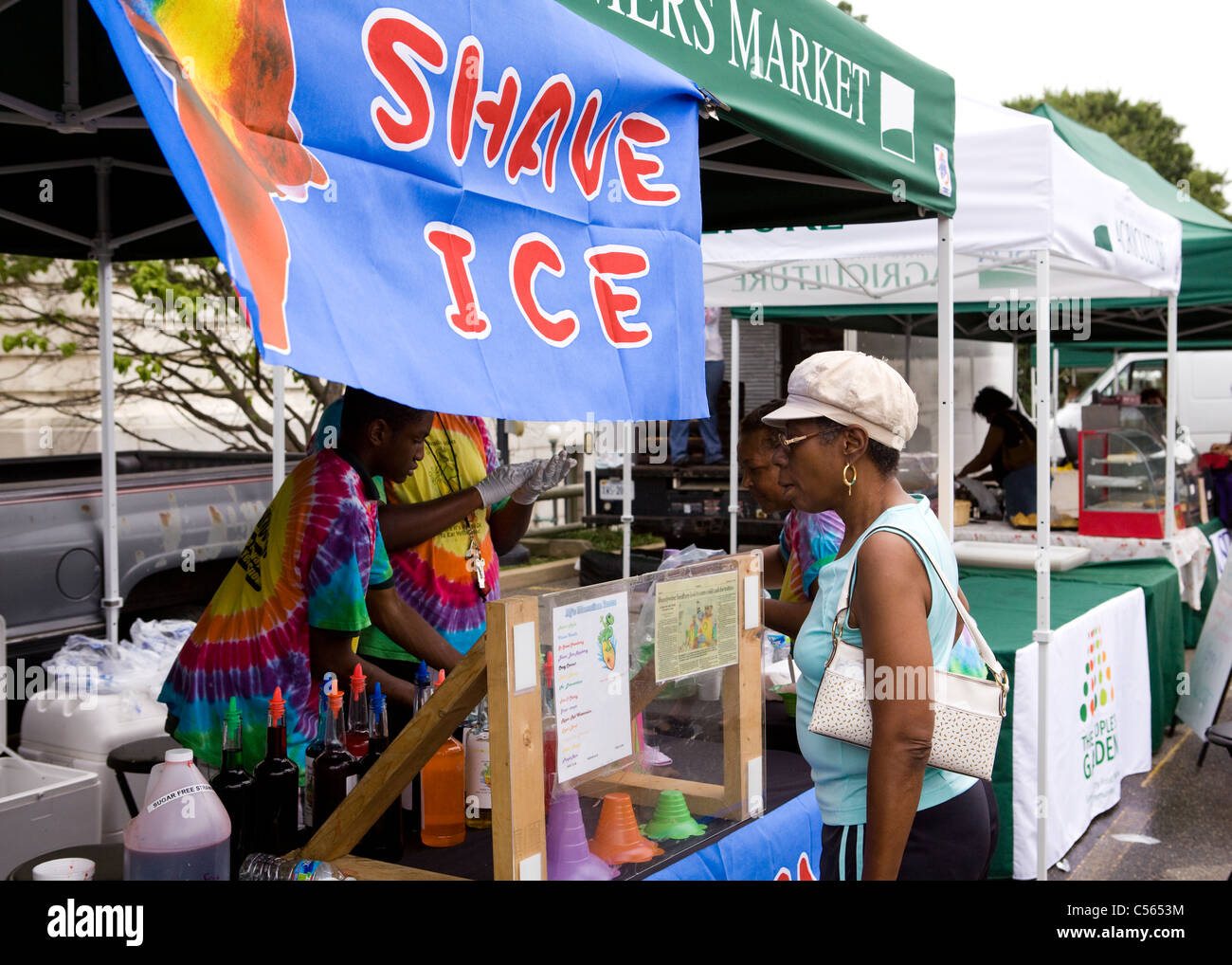 Eine Frau stand in der Warteschlange für rasiert Eis Kegel Stockfoto