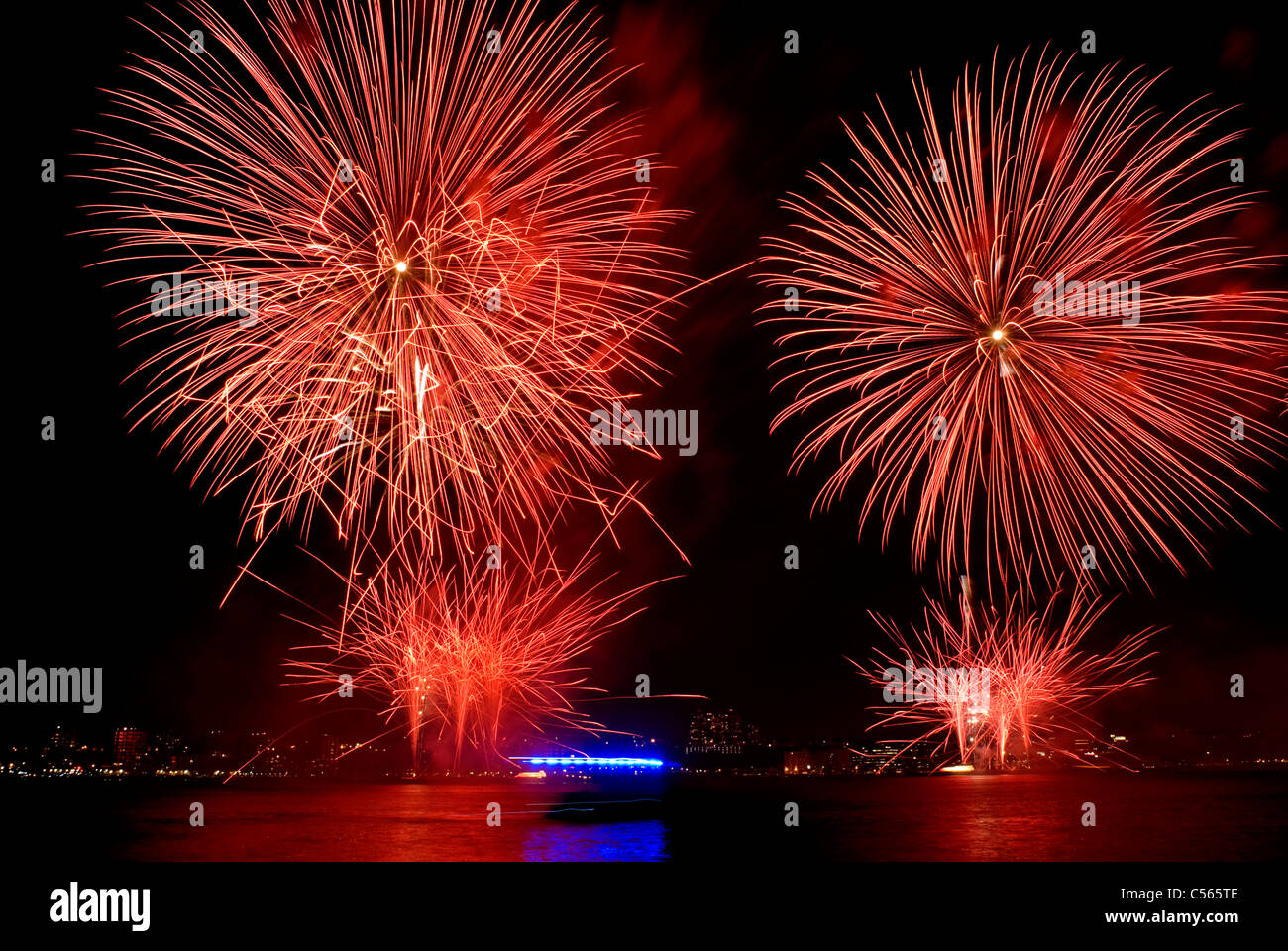 Rote Feuerwerk explodieren während der jährlichen Macy's Show auf dem Hudson River in New York City 4. Juli 2011. © Craig M. Eisenberg Stockfoto