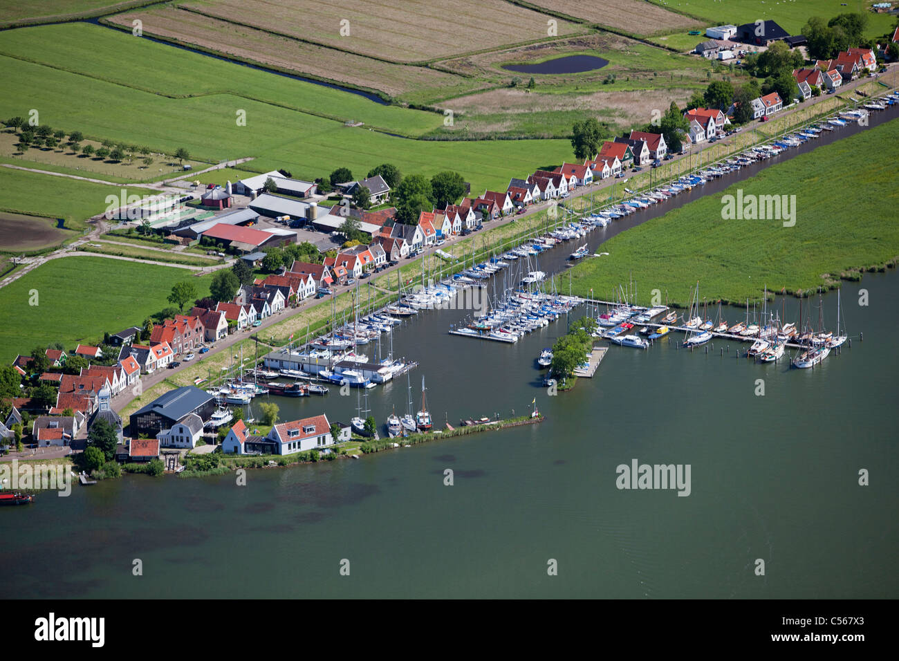 Niederlande, Durgerdam, Häuser und kleine Boote. Luft. Stockfoto