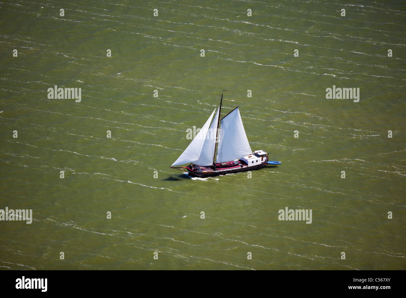 Die Niederlande, Marken, traditionelle Segelboot auf See namens IJsselmeer. Luft. Stockfoto