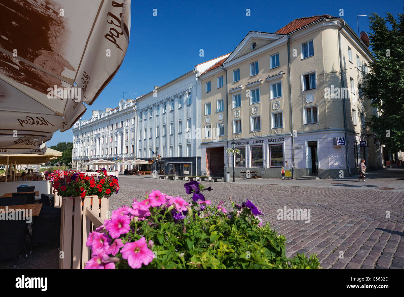 Sommercafé am Rathausplatz in Tartu Stockfoto