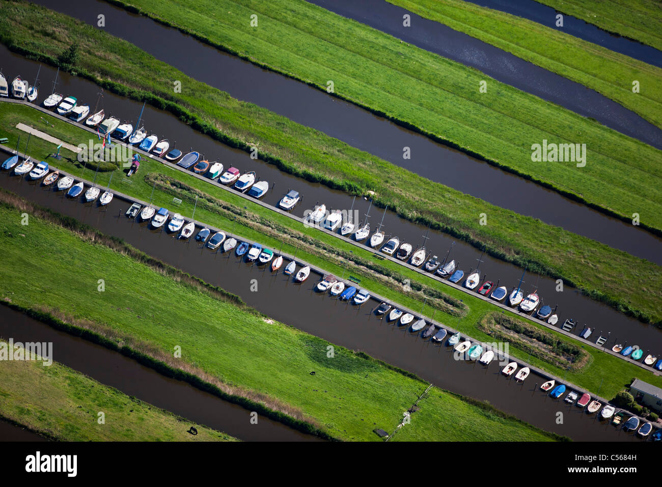 Niederlande, Wormer, Polder mit Ackerland und Liegeplatz mit kleinen Booten. Luft. Stockfoto