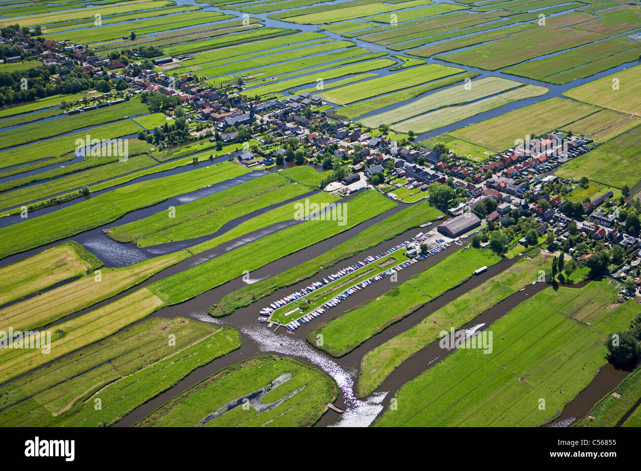 Niederlande, Wormer, Polder mit Dorf und Ackerland und Liegeplatz mit kleinen Booten. Luft. Stockfoto