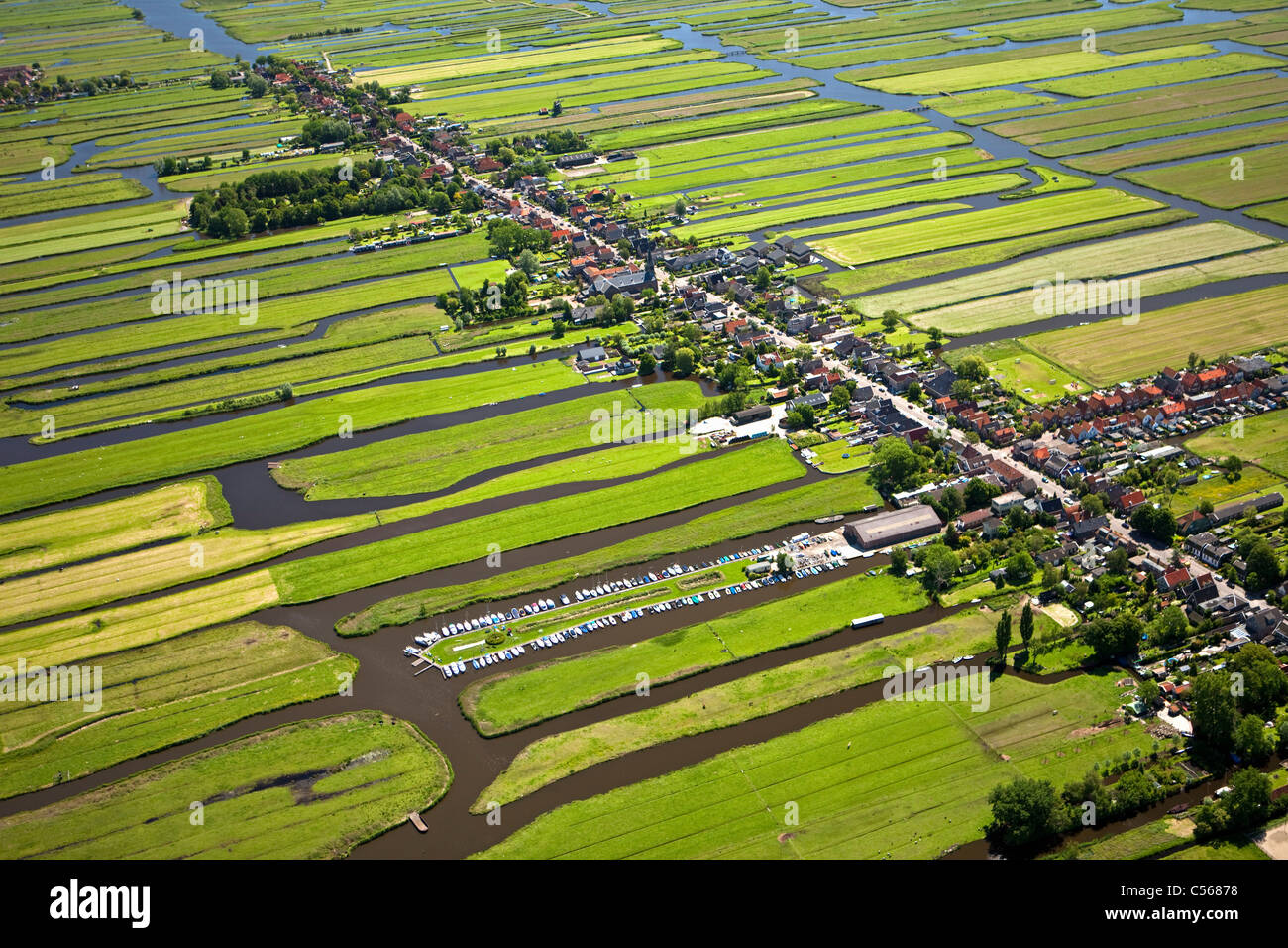 Niederlande, Wormer, Polder mit Dorf und Ackerland und Liegeplatz mit kleinen Booten. Luft. Stockfoto